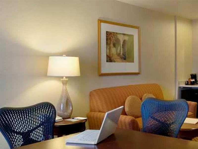 Hilton Garden Inn Albuquerque Uptown Exterior photo